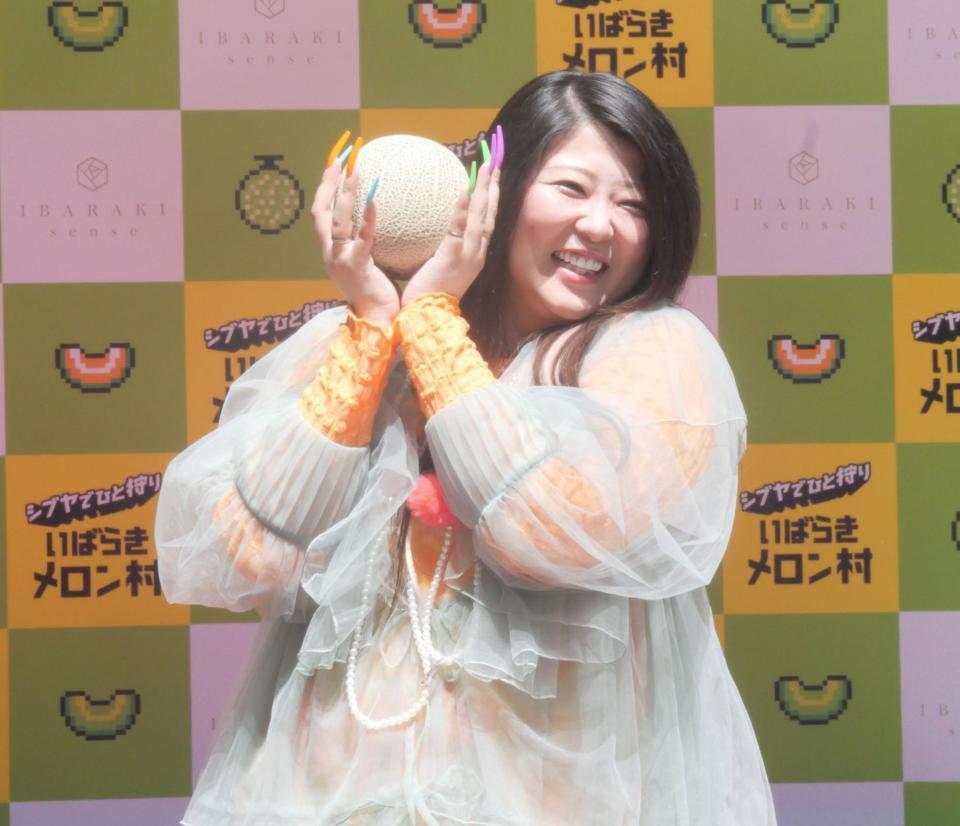 　メロンを手に決めポーズを取る金子きょんちぃ