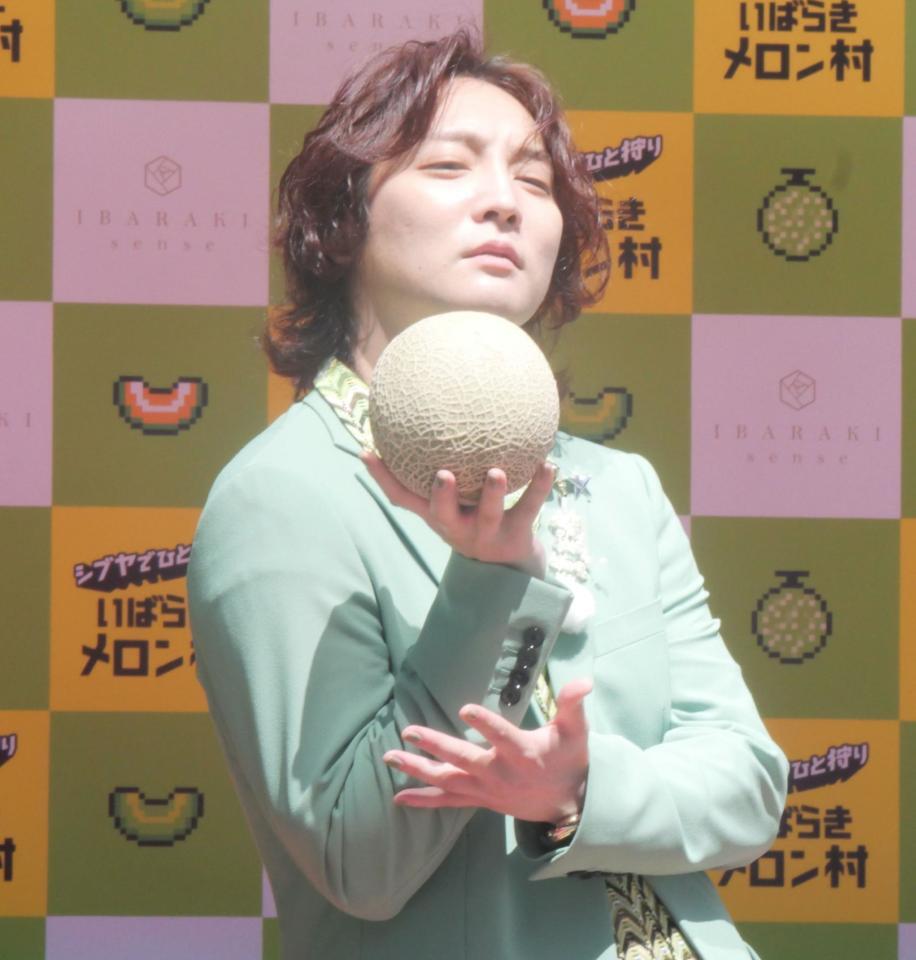 　メロン片手に決めポーズを取るすがちゃん最高Ｎｏ．１
