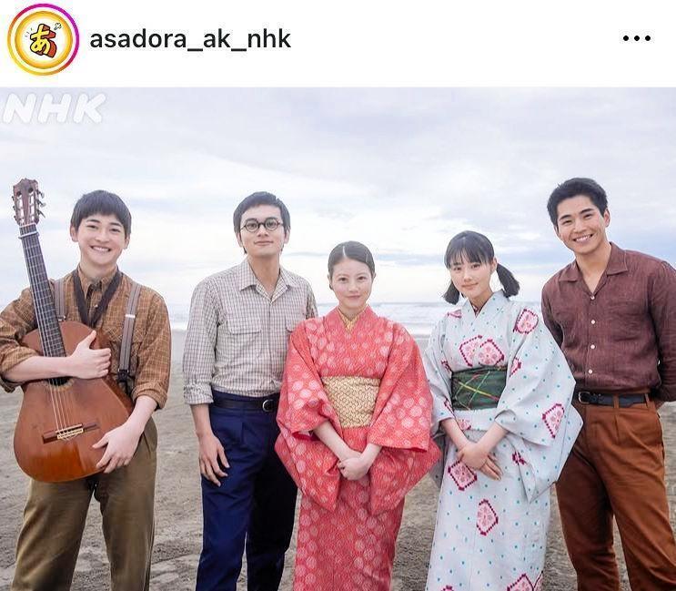 「あんぱん」の公式インスタグラム＠ａｓａｄｏｒａ＿ａｋ＿ｎｈｋより。右から千尋役の中沢元紀、メイコ役の原菜乃華