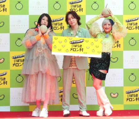 　メロンを手に撮影に応じたぱーてぃーちゃんの（左から）金子きょんちぃ、すがちゃん最高Ｎｏ．１、信子
