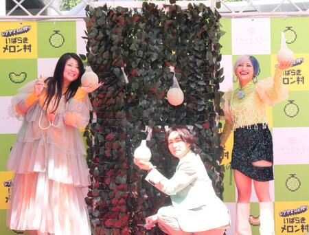 　メロン狩りを体験するぱーてぃーちゃんの（左から）金子きょんちぃ、すがちゃん最高Ｎｏ．１、信子