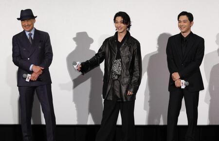 　李相日監督の言葉に笑顔を見せる（左から）渡辺謙、横浜流星、吉沢亮（撮影・西岡正）