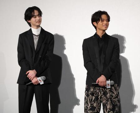 　撮影時のエピソードを笑顔で聞く越山敬達（左）と黒川想矢（撮影・西岡正）