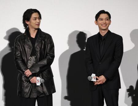 　舞台あいさつで笑顔を見せる横浜流星（左）と吉沢亮（撮影・西岡正）