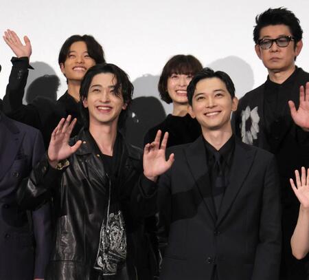 　笑顔で手を振る横浜流星（左）と吉沢亮。（後列左から）黒川想矢、森七菜、永瀬正敏（撮影・西岡正）