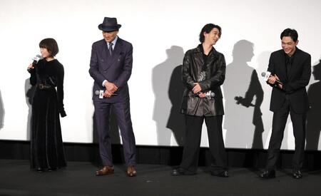 　森七菜（左）とのエピソードで盛り上がる（左２人目からから）渡辺謙、横浜流星、吉沢亮（撮影・西岡正）