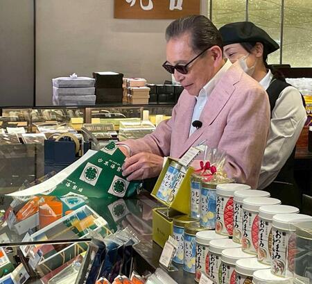 　海苔缶のラッピングに挑戦したタモリ