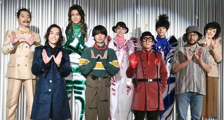 　（前列左から）平間壮一、井上瑞稀、成河、ウォーリー木下氏、（後列同）中村まこと、相葉裕樹、松田るか、永田崇人、彩吹真央（撮影・園田高夫）
