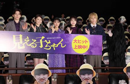 　手を振る（左から）京本大我、久間田琳加、原菜乃華、なえなの、山下幸輝（撮影・棚橋慶太）