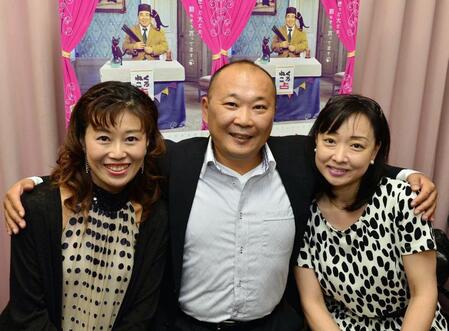 　直江喜一（中央）のトーク＆ライブイベントにサプライズゲストで登場する長野康子（左）と川上麻衣子＝２０１２年