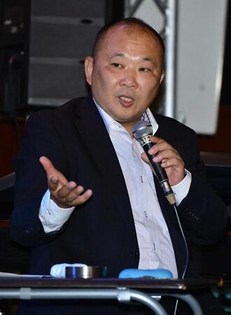 　金八先生の裏話を披露する直江喜一＝２０１２年