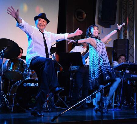 　長野康子とタップダンスを披露する直江喜一＝２０１２年