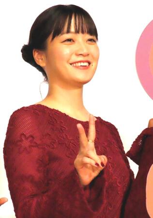 　映画「ぶぶ漬けどうどす」公開記念舞台あいさつに登場した深川麻衣