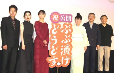 　映画「ぶぶ漬けどうどす」公開記念舞台あいさつに登場した（左から）大友律、小野寺ずる、深川麻衣、室井滋、松尾貴史、冨永昌敬監督
