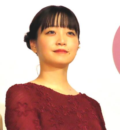 　映画「ぶぶ漬けどうどす」の公開記念舞台あいさつに登場した深川麻衣