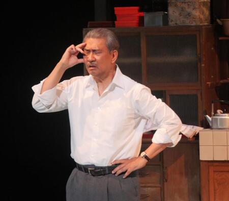 　熱演する中井貴一