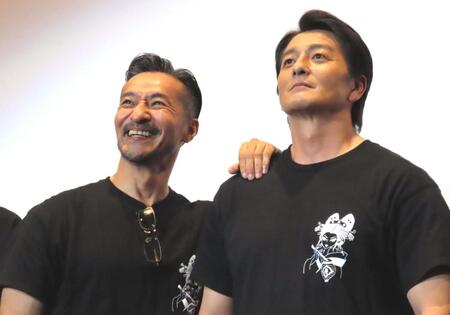 　出演した山口祥行（左）と本宮泰風