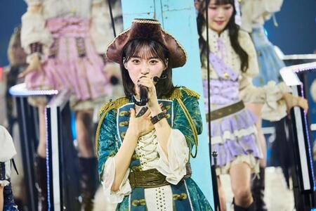 　熱唱する≠ＭＥの冨田菜々風　©ＹＯＡＮＩ