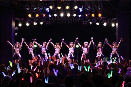 　「ＬＩＶＥ　ＴＯＵＲ　２０２５　～ウチらの地元は日本じゃん！～」を開催したアイドルグループのＯＣＨＡ　ＮＯＲＭＡ