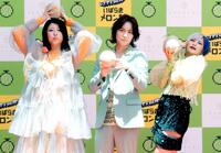 　メロンを手にするぱーてぃーちゃんの（左から）金子きょんちぃ、すがちゃん最高Ｎｏ．１、信子