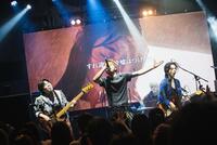 　ステージ上で熱いパフォーマンスを見せつけたＣＲＯＷＮ　ＨＥＡＤの４人