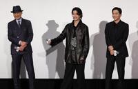　李相日監督の言葉に笑顔を見せる（左から）渡辺謙、横浜流星、吉沢亮（撮影・西岡正）