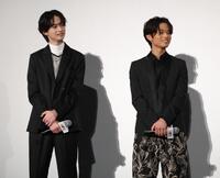 　撮影時のエピソードを笑顔で聞く越山敬達（左）と黒川想矢（撮影・西岡正）