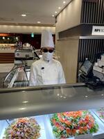 　惣菜の量り売りに挑戦し、コックコート姿となったタモリ