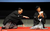 　桂文枝（左）の襲名披露口上で観客の笑いを誘う明石家さんま＝２０１２年