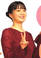 　映画「ぶぶ漬けどうどす」公開記念舞台あいさつに登場した深川麻衣