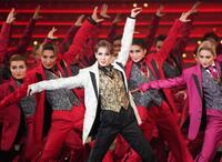 　『愛，Ｌｏｖｅ　Ｒｅｖｕｅ！』で躍動する永久輝せあ（中央）＝撮影・高部洋祐