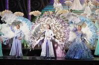 　フィナーレで羽根を背負う（左から）聖乃あすか、永久輝せあ、星空美咲（撮影・高部洋祐）