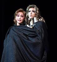 　『悪魔城ドラキュラ』で星空美咲（左）との恋物語を演じる永久輝せあ（撮影・高部洋祐）