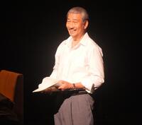 　熱演する中井貴一