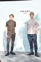 　フォトコールに登場した（左から）ＳＵＰＥＲ　ＥＩＧＨＴの村上信五、大倉忠義