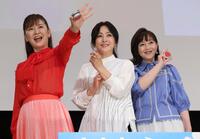 　ヨーヨーを手にポーズを取る（左から）二代目・麻宮サキ役の南野陽子、初代・麻宮サキ役の斉藤由貴、三代目・麻宮サキ役の浅香唯（撮影・棚橋慶太）