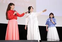 　ヨーヨーを手に決めゼリフを披露する初代・麻宮サキの斉藤由貴。左は二代目・麻宮サキの斉藤由貴。右は三代目・麻宮サキの浅香唯（撮影・棚橋慶太）