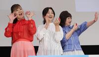 　ヨーヨーを手にポーズを取る（左から）南野陽子、斉藤由貴、浅香唯（撮影・棚橋慶太）