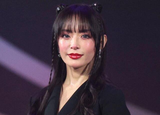 おお浜崎あゆみ　突然の赤髪ボブに騒然