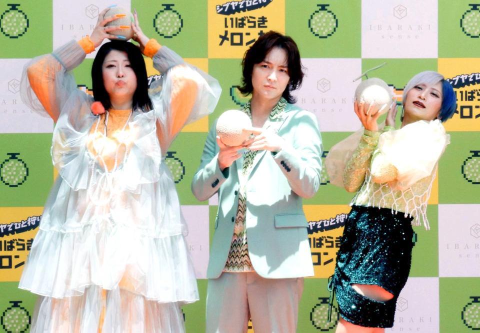 　メロンを手にするぱーてぃーちゃんの（左から）金子きょんちぃ、すがちゃん最高Ｎｏ．１、信子