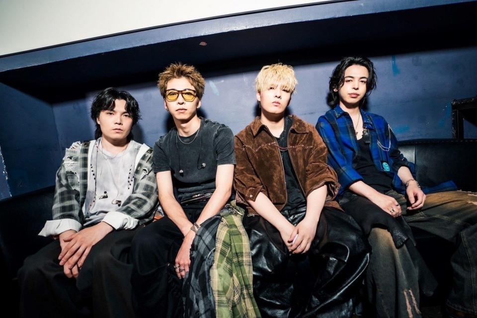 　デビューショーケース前にフォトセッションしたＣＲＯＷＮ　ＨＥＡＤの（左から）Ｌｕｍｅｌ、Ｍｏｔｏ、Ｔａｓｕｋｕ、ｈｉｒｏｔｏ