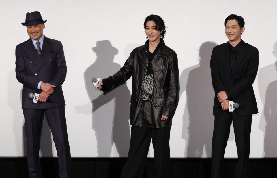 　李相日監督の言葉に笑顔を見せる（左から）渡辺謙、横浜流星、吉沢亮（撮影・西岡正）