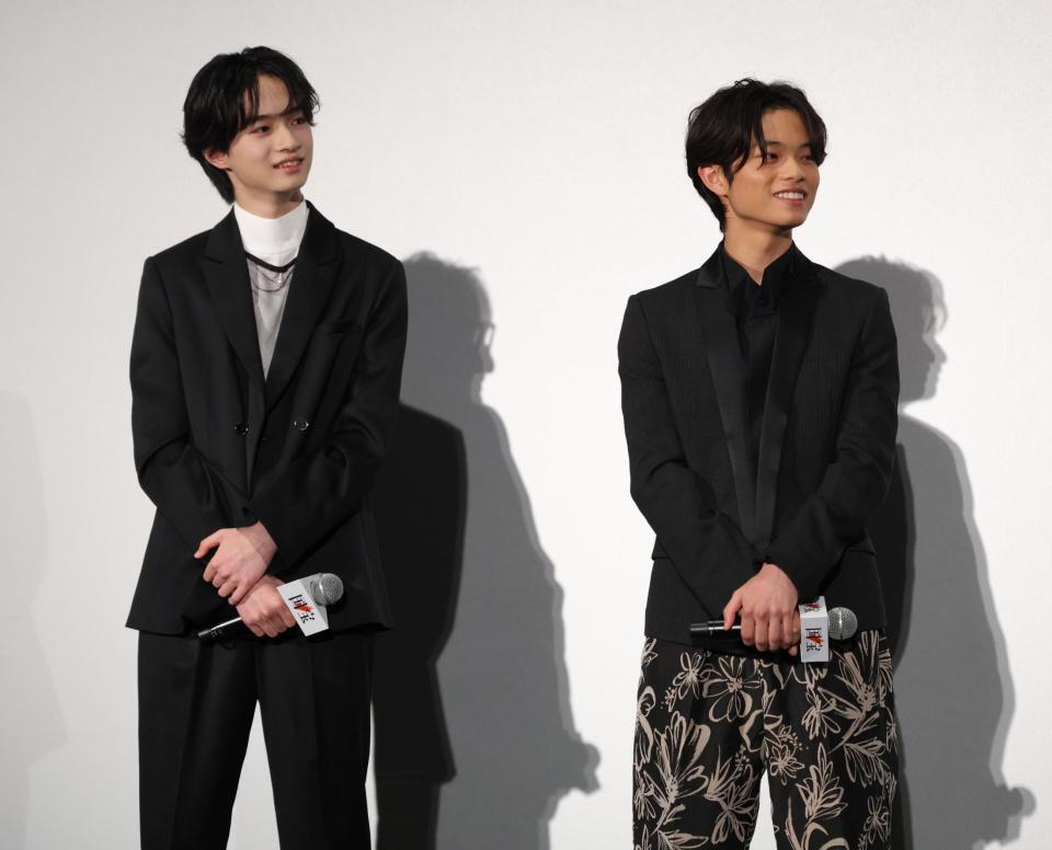 　撮影時のエピソードを笑顔で聞く越山敬達（左）と黒川想矢（撮影・西岡正）