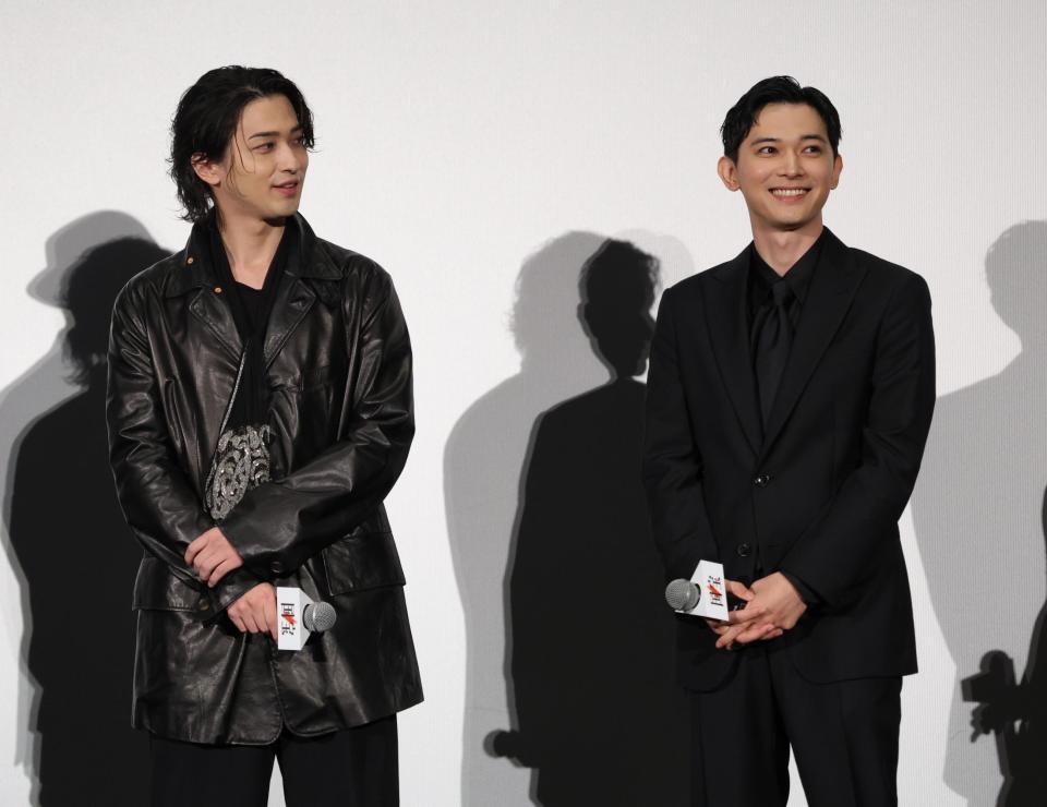 　舞台あいさつで笑顔を見せる横浜流星（左）と吉沢亮（撮影・西岡正）