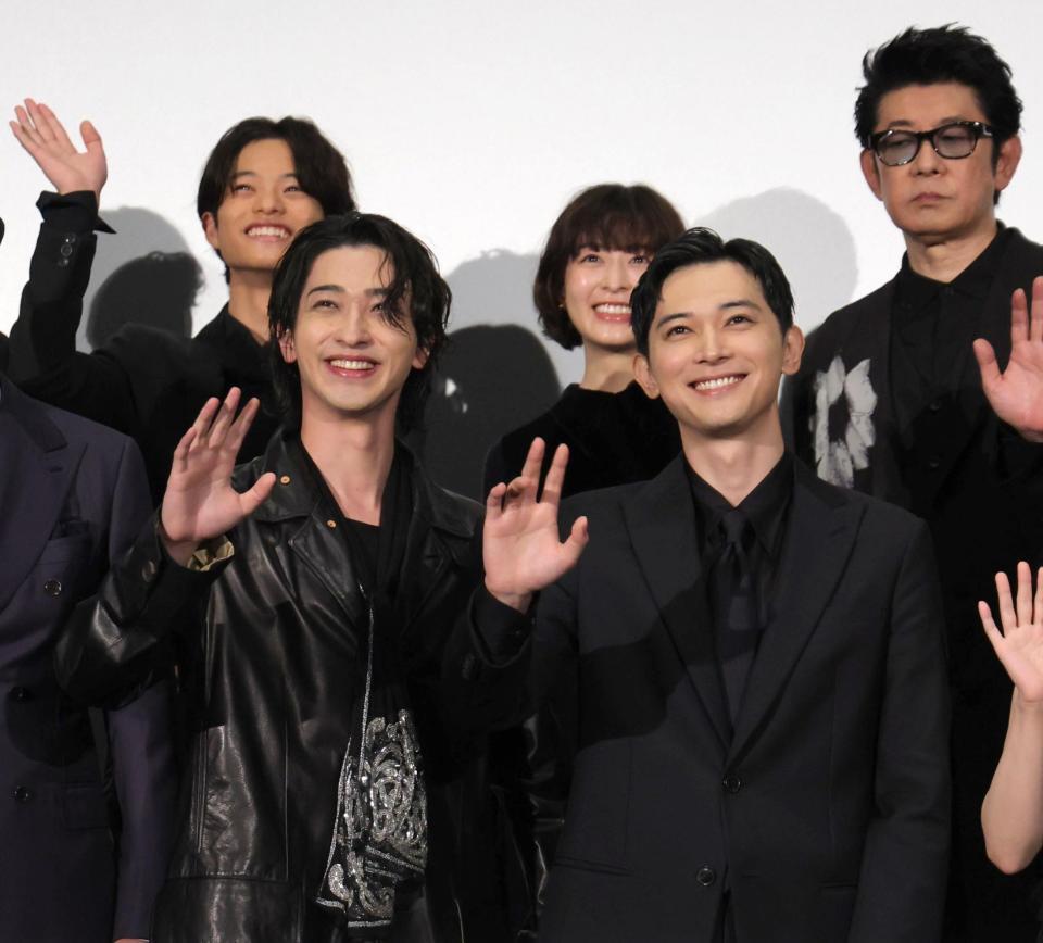 　笑顔で手を振る横浜流星（左）と吉沢亮。（後列左から）黒川想矢、森七菜、永瀬正敏（撮影・西岡正）