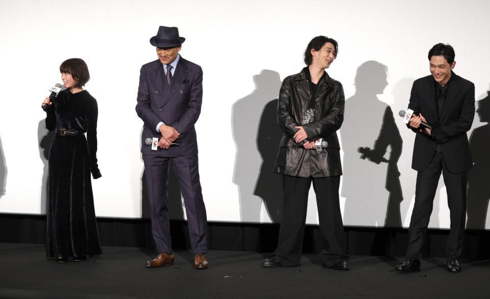 　森七菜（左）とのエピソードで盛り上がる（左２人目からから）渡辺謙、横浜流星、吉沢亮（撮影・西岡正）