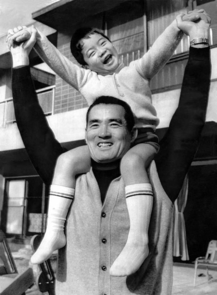 　息子の一茂を肩車する若かりし頃の長島茂雄さん