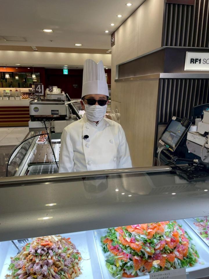　惣菜の量り売りに挑戦し、コックコート姿となったタモリ