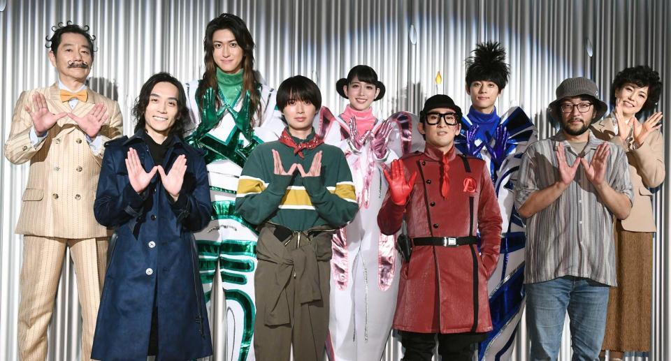 　（前列左から）平間壮一、井上瑞稀、成河、ウォーリー木下氏、（後列同）中村まこと、相葉裕樹、松田るか、永田崇人、彩吹真央（撮影・園田高夫）