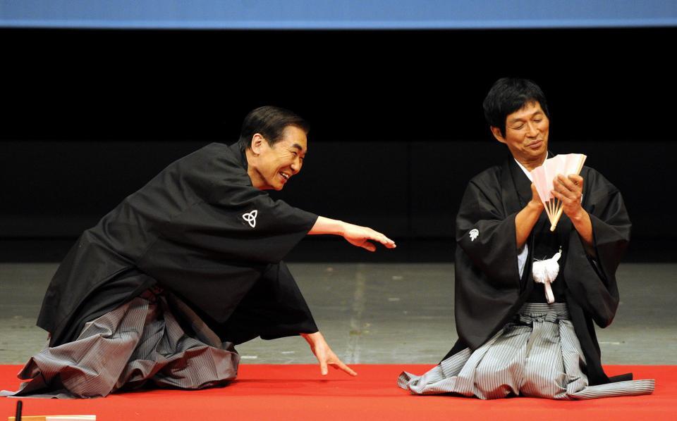 　桂文枝（左）の襲名披露口上で観客の笑いを誘う明石家さんま＝２０１２年